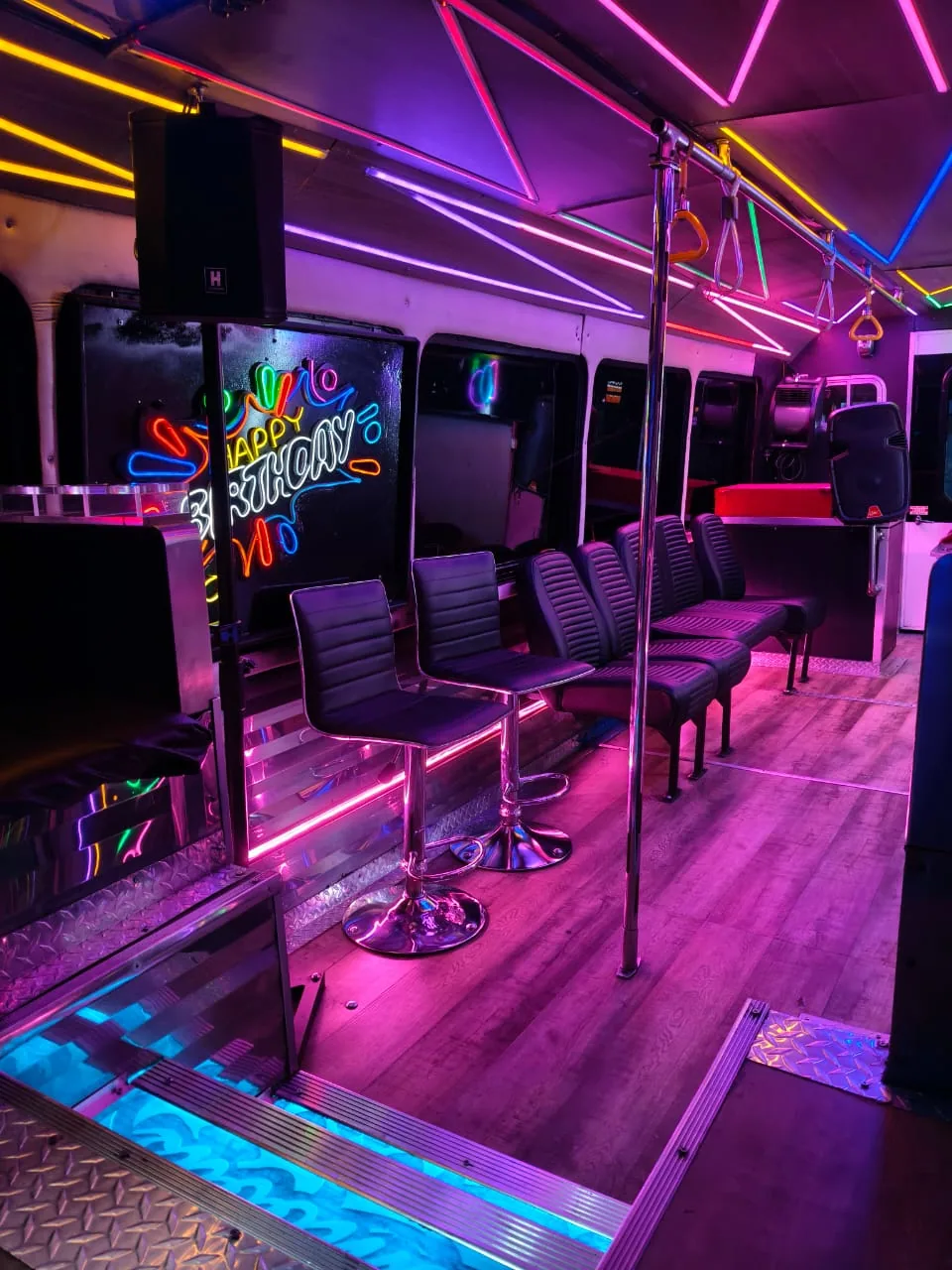 Interior del disco bus Bronson con luces neon, pista de baile y barra en CDMX