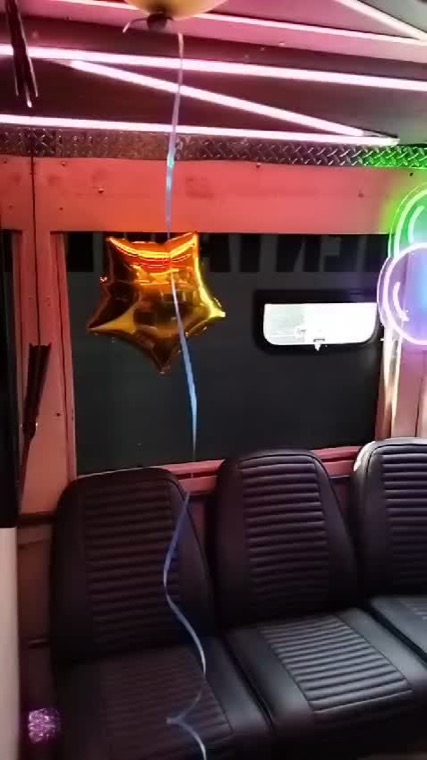 Interior del disco bus decorado con globos, portada de video de TikTok