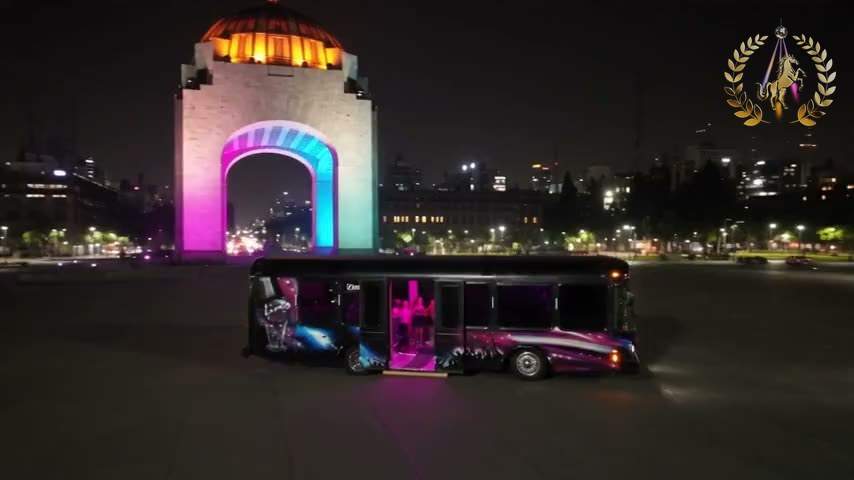 Bronson DiscoBus Baby, disco bus con neón y pista, recorriendo la Ciudad de México